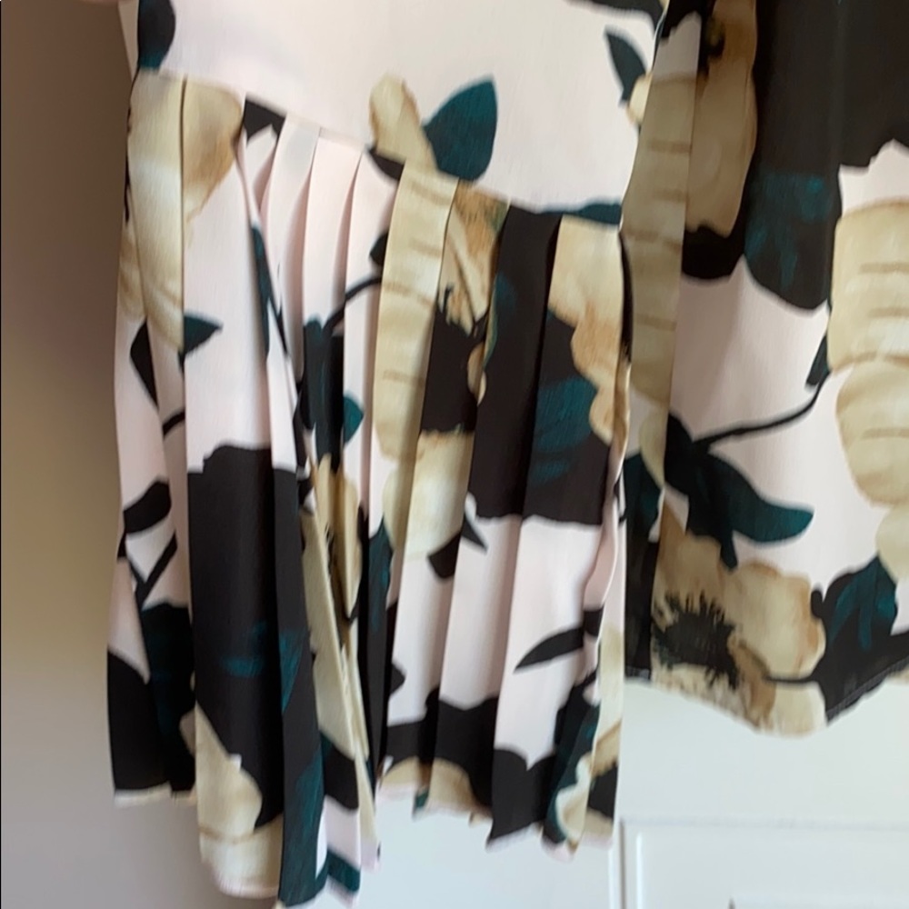 Banana Republic Floral Pleated Bell Sleeve Top PS - Picture 3 of 7